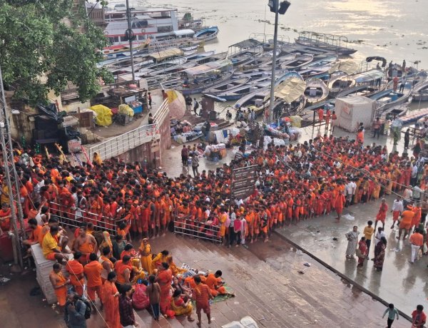 वाराणसी : सावन के दूसरे सोमवार जिलाधिकारी ने सड़क पर उतर कांवड़ियों से किया संवाद