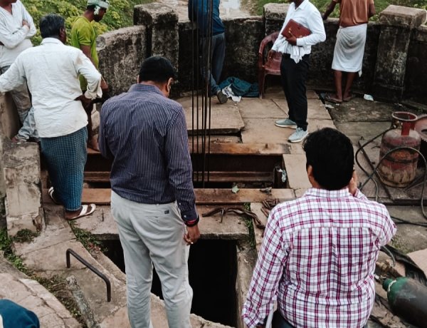 मीरजापुर : नहर में झाड़-झंखाड़ देख चीफ ने एसडीओ को लगाई फटकार, स्लूस गेट की मरम्मत का लिया जायजा