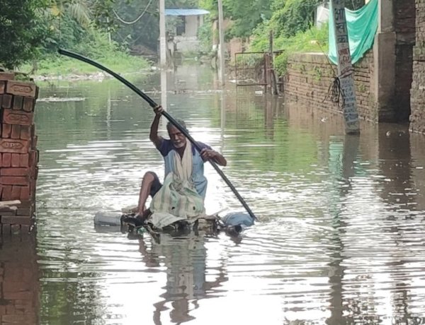 गोद में बच्चे, सामने जलभराव... पानी में डूबे रास्ते पर महिलाओं का फूटा गुस्सा, किया प्रदर्शन