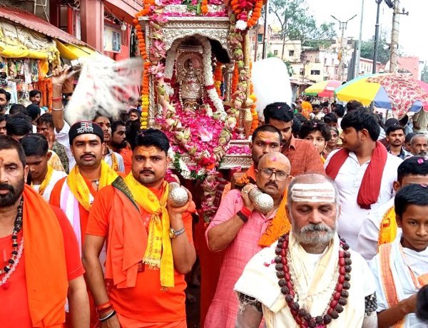 चित्रकूट में धूमधाम से निकाली गई राजाधिराज स्वामी मत्तगजेंद्रनाथ सरकार की पालकी यात्रा