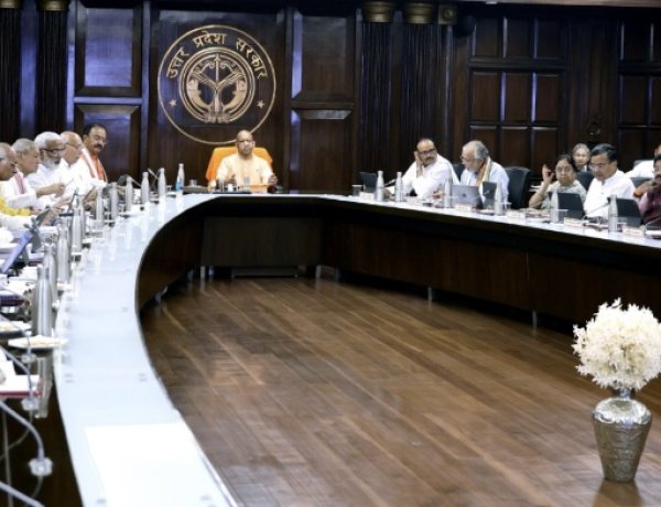 यूपी कैबिनेट के दो बड़े फैसले: युवाओं को मिलेंगे 25 लाख टैबलेट, बुजुर्गों की उपेक्षा पर संपत्ति से बेदखली का अधिकार
