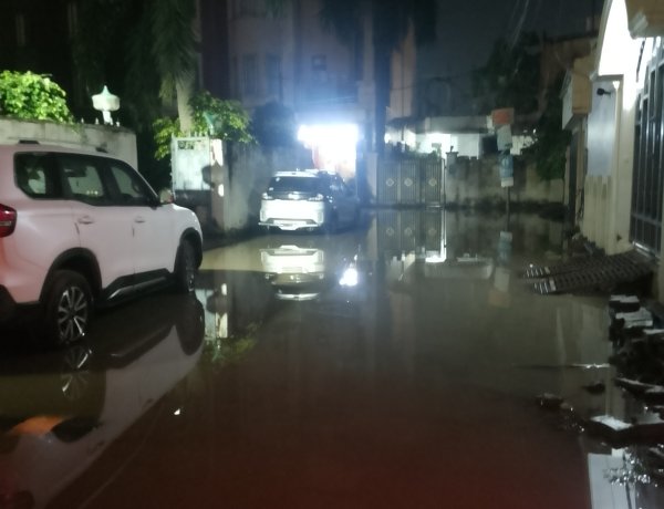 वाराणसी : बुद्ध विहार कॉलोनी में बीते 17 दिनों से सीवर जाम, जलकल विभाग कर रहा अनदेखी