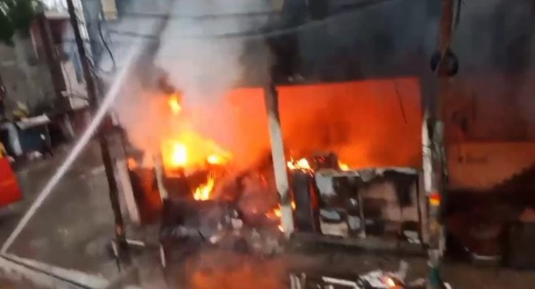 चार मंजिला फर्नीचर शोरूम में आग से लाखों का सामान राख
