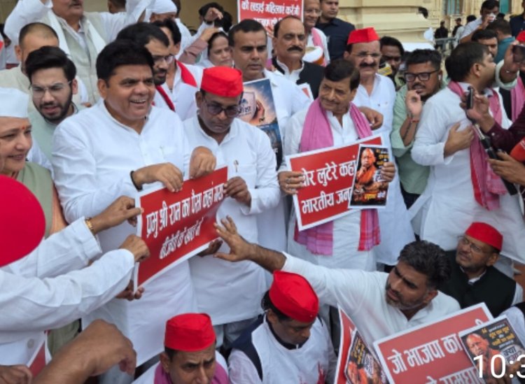 यूपी विधान भवन में चौधरी चरण सिंह की प्रतिमा के सामने धरने पर बैठे सपा विधायक