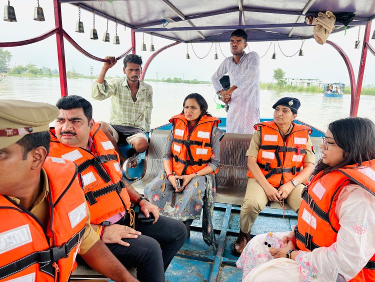 मोटर बोट से बाढ़ प्रभावित गांव पहुंचीं डीएम, राहत एवं बचाव कार्यों का लिया जायजा
