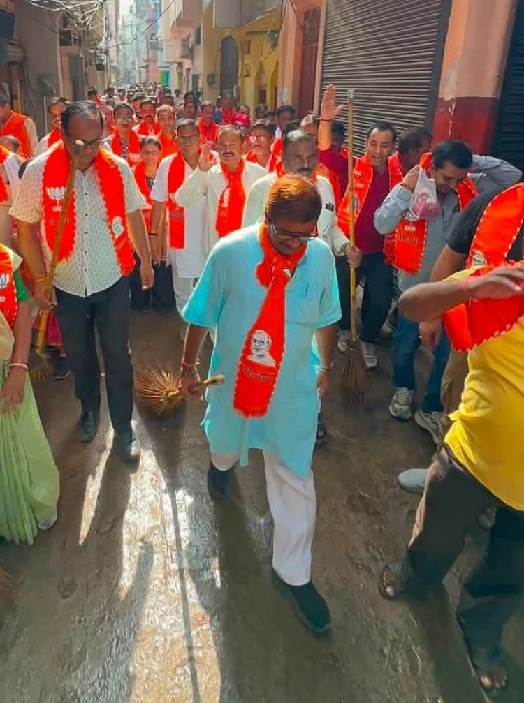 काशी विश्वनाथ मंडल में विधायक डॉ नीलकंठ तिवारी ने झाड़ू लगाकर किया स्वच्छता कार्य
