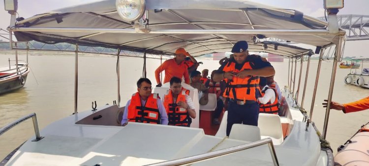 वाराणसी में गंगा-वरुणा उफान पर, बाढ़ की आशंका के बीच जिलाधिकारी ने NDRF नाव से किया निरीक्षण