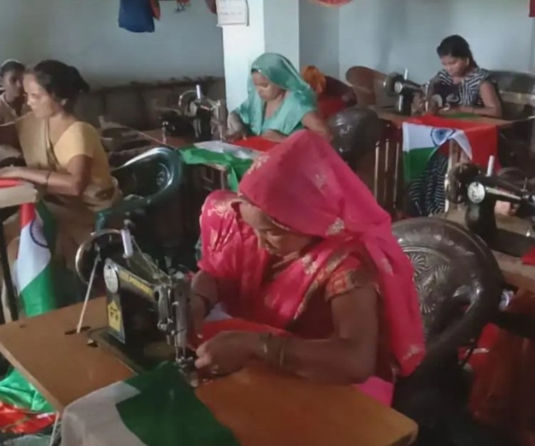 आजादी के रंग से संवर रही 30 हजार महिलाओं की जिंदगी, हर घर के लिए बना रहीं तिरंगा