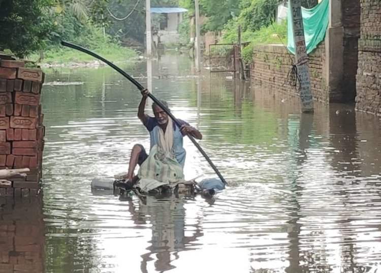 गोद में बच्चे, सामने जलभराव... पानी में डूबे रास्ते पर महिलाओं का फूटा गुस्सा, किया प्रदर्शन