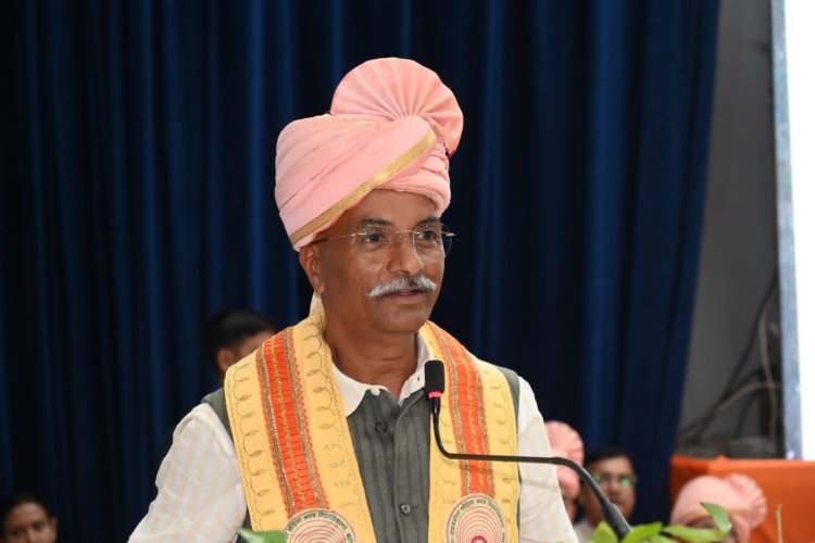 डिग्री के साथ चरित्र और संवेदना को जीवन का आधार बनाएं युवा : संजय श्रीनेत