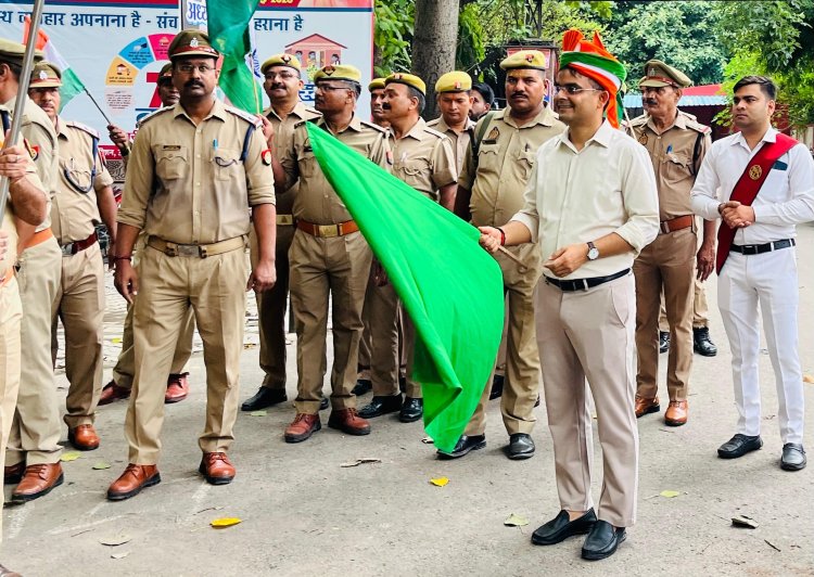 वाराणसी: जिलाधिकारी ने कलेक्ट्रेट से तिरंगा यात्रा को हरी झंडी दिखाकर किया रवाना