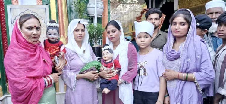 लड्डू गोपाल के साथ कलियर जियारत करने पहुंचा पंजाब का परिवार, लोगों ने खिंचवाई तस्वीरें