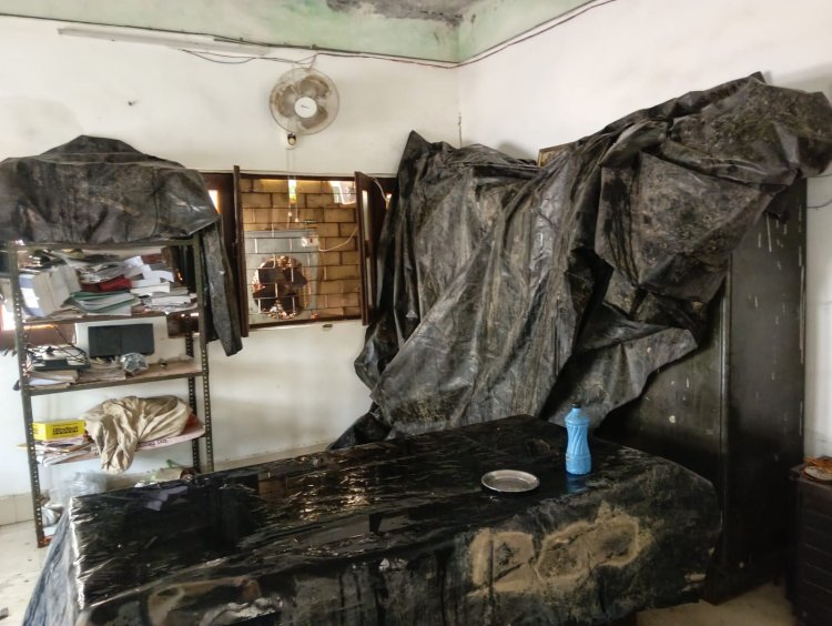 -बारिश में जलभराव से कामकाज प्रभावित, दूसरे कमरे में बैठकर काम करने को मजबूर कर्मचारी