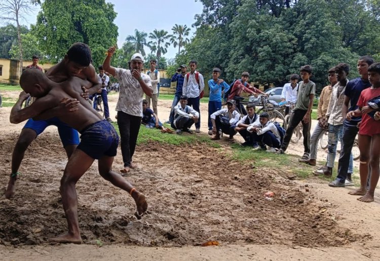 मीरजापुर : दांव-पेच से गूंजा मैदान, जनपदीय कुश्ती प्रतियोगिता में पहलवानों ने दिखाया दम