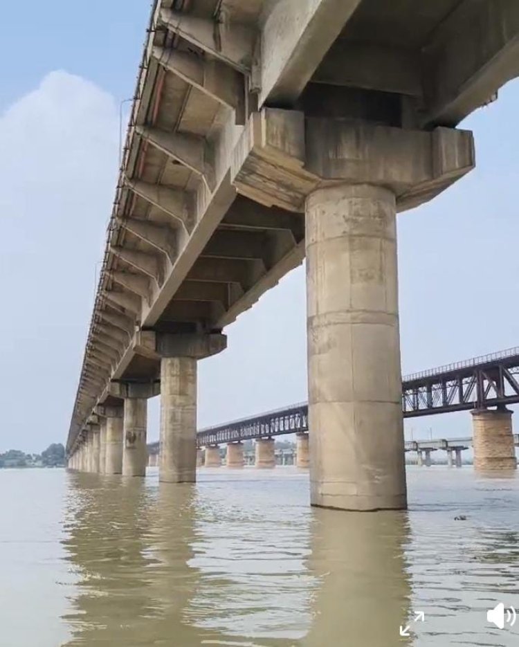 प्रयागराज : गंगा-यमुना का जलस्तर स्थिर, सभी तटबंध सुरक्षित