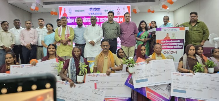 विद्यालयों में बच्चों को पौष्टिक भोजन उपलब्ध कराने में महत्वपूर्ण भूमिका निभा रहे हैं रसोइयां : गिरीश चन्द्र यादव