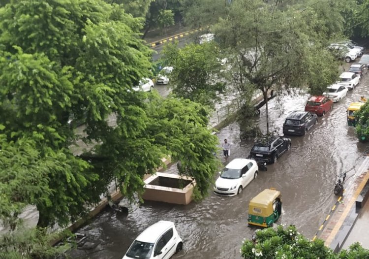 दिल्ली-एनसीआर मे बारिश से मौसम सुहावना, जगह-जगह जलभराव से मुसीबतें भी बढ़ीं