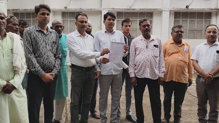 तालाब की जल निकासी रोकने से फसलें डूबीं, किसानों ने डीएम से लगाई गुहार