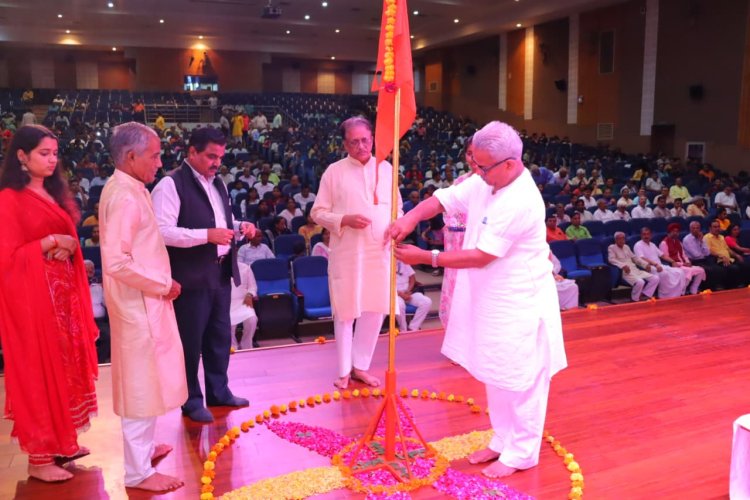भगवा ध्वज को रक्षा सूत्र बांधकर धर्म की रक्षा का लें संकल्प : डॉ. कृष्ण गोपाल