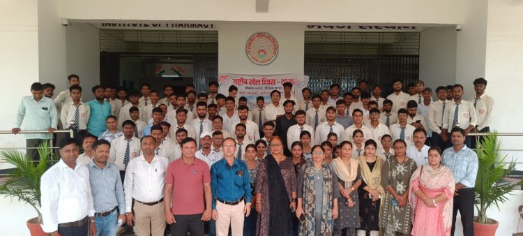 अवध विश्वविद्यालय में हॉकी के जादूगर मेजर ध्यानचंद को दी गई भावपूर्ण श्रद्धांजलि