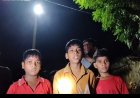 बच्चों का वीडियो वायरल हुआ तो 10 घंटे में रोशन हुआ गांव, कौशांबी में DM ने सुनी स्ट्रीट लाइट की फरियाद