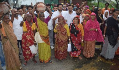 26 साल से पानी को तरसी गुजराती बस्ती, महिलाओं ने जल निगम में फोड़े मटके; एक महीने का अल्टीमेटम