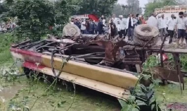 बेकाबू बल्कर ने बस को मारी भीषण टक्कर, 5 की मौत; 20 से ज्यादा घायल, बच्ची की तलाश जारी