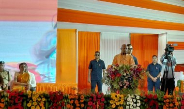 CM योगी का बाढ़ प्रभावित इलाकों का हवाई सर्वे, 995 पीड़ितों को राहत सामग्री; 31 परिवारों को मिला जमीन का पट्टा