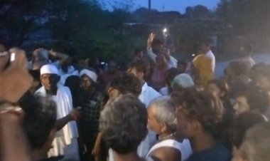 बाढ़ से घरों में चूल्हे नहीं जले और भूखे-प्यासे ग्रामीणों ने लगाया जाम, फिर भी नहीं मिली मदद