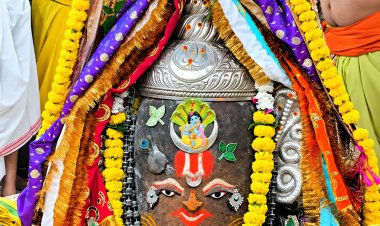 जन्माष्टमी पर श्रीकृष्ण स्वरूप में सजे बाबा महाकाल, वैष्णव तिलक से दमका ज्योतिर्लिंग