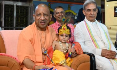 गोरखनाथ मंदिर में आधी रात गूंजा ‘नंद घर आनंद भयो’, CM योगी ने गोद में लेकर झुलाया लड्डू गोपाल; भक्ति में डूबा गोरक्षपीठ