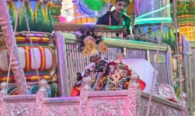 Mathura Nand Mahotsav 2026: द्वारिकाधीश मंदिर में गूंजा ‘नंद घर आनंद भयो’, चांदी के पालने में ठाकुर जी के दर्शन को उमड़ा सैलाब