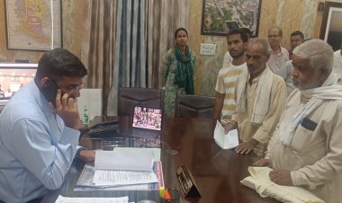 जनसुनवाई में फरियादियों की समस्याएं सुन डीएम दीपक मीणा ने दिए त्वरित निस्तारण के निर्देश