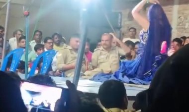 कौशांबी में बार बालाओं का डांस देख रहे दो सिपाही लाइन हाजिर, वीडियो वायरल होने के बाद कार्रवाई