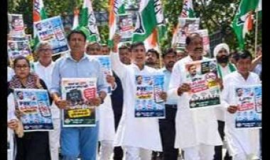 यूपीआई के कथित नए एमडीआर नियम के विरोध में नोएडा कांग्रेस का प्रदर्शन, राष्ट्रपति के नाम सौंपा ज्ञापन