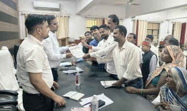 गोरखपुर में लेखपाल संघ ने SDM सदर को सौंपा ज्ञापन, 22 सितंबर से अतिरिक्त हल्कों के बहिष्कार की चेतावनी
