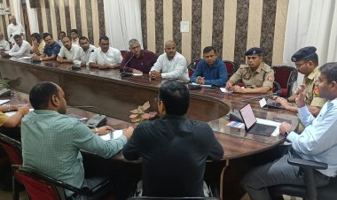 गोरखपुर में बिना रॉयल्टी बालू खनन और ओवरलोडिंग पर होगी सख्ती, DM दीपक मीणा ने दिए कार्रवाई के निर्देश