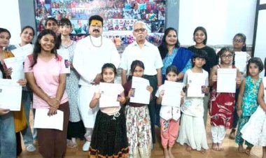 प्रयाग संगीत समिति से जुड़े बाल नृत्य कलाकारों का सम्मान, प्रमाण पत्र पाकर खिले नन्हे कलाकारों के चेहरे