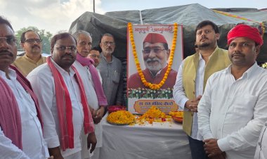 प्रयागराज संगम में पूर्व मंत्री रामगोविंद चौधरी की अस्थियां विसर्जित, सपा नेताओं ने दी श्रद्धांजलि