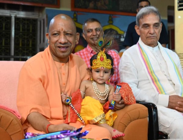गोरखनाथ मंदिर में आधी रात गूंजा ‘नंद घर आनंद भयो’, CM योगी ने गोद में लेकर झुलाया लड्डू गोपाल; भक्ति में डूबा गोरक्षपीठ