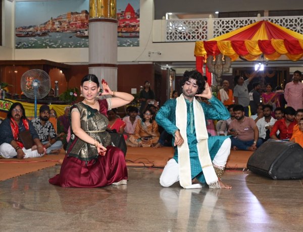 वाराणसी में श्रीकृष्ण जन्माष्टमी की धूम, दुर्गाकुंड मणि मंदिर में सजी लीलाधर की दर्जनभर झांकियां; 101 क्विंटल हलवे का भोग