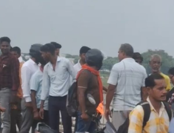 पारिवारिक विवाद में शास्त्री सेतु से गंगा में कूदी तीन बच्चों की मां, मछुआरों ने सकुशल बाहर निकाला