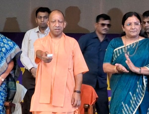 मुख्यमंत्री योगी आदित्यनाथ ने आंगनबाड़ी कार्यकत्रियों से किया संवाद,अति कुपोषित बच्चे के बारे में ली जानकारी
