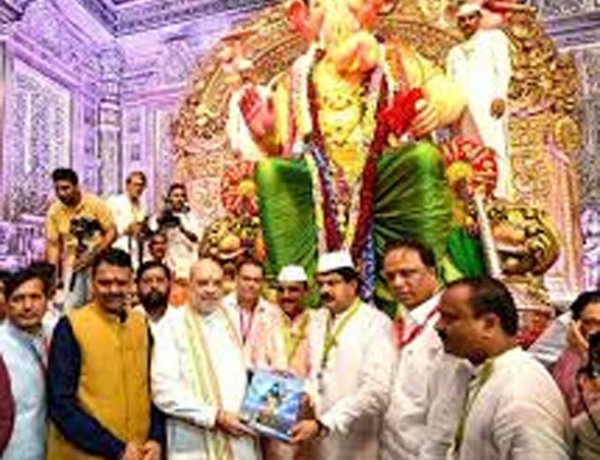 अमित शाह ने परिवार संग किए लालबाग के राजा के दर्शन, फडणवीस-शिंदे समेत कई नेताओं ने किया स्वागत