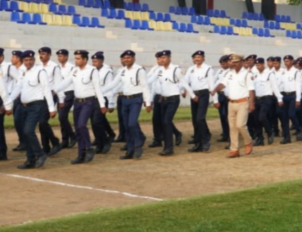गोरखपुर में शुक्रवार परेड का SSP डॉ. कौस्तुभ ने किया निरीक्षण, पुलिसकर्मियों को दिए फिटनेस और अनुशासन के निर्देश