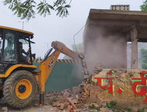 कानपुर में सरकारी जमीन पर चला बुलडोजर, केडीए ने हटाया कथित अतिक्रमण