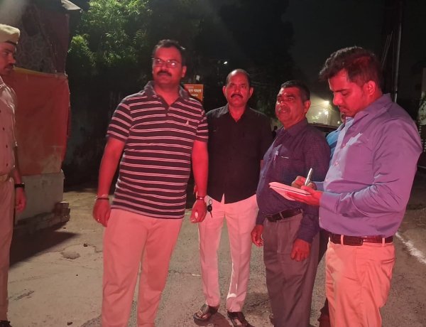 कानपुर : निगम आयुक्त ने देर रात देखी सड़कों के निर्माण की गुणवत्ता, बोले—24 घंटे में हटाएं मलबा