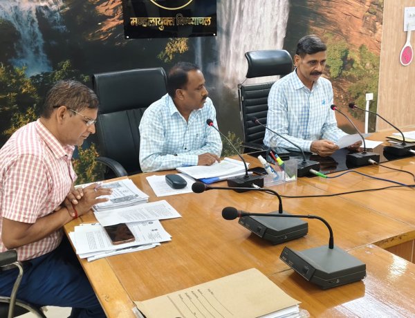 नवरात्र मेले से पहले मीरजापुर-विंध्याचल की सड़कें होंगी दुरुस्त, मंडलायुक्त ने दिए निर्देश