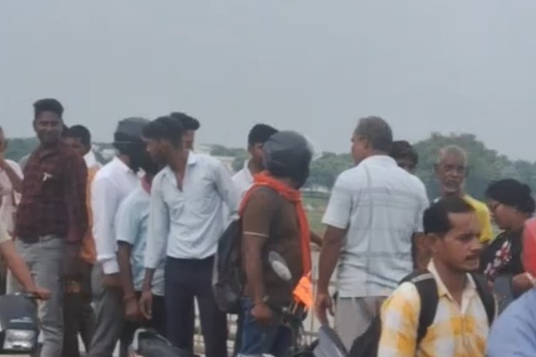 पारिवारिक विवाद में शास्त्री सेतु से गंगा में कूदी तीन बच्चों की मां, मछुआरों ने सकुशल बाहर निकाला