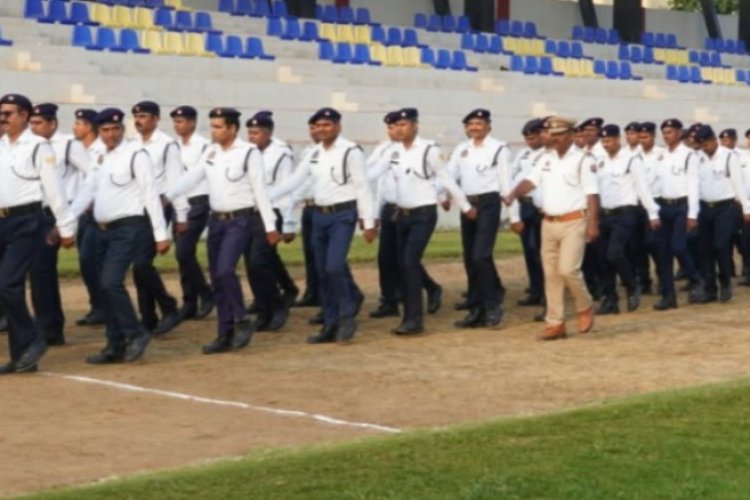 गोरखपुर में शुक्रवार परेड का SSP डॉ. कौस्तुभ ने किया निरीक्षण, पुलिसकर्मियों को दिए फिटनेस और अनुशासन के निर्देश